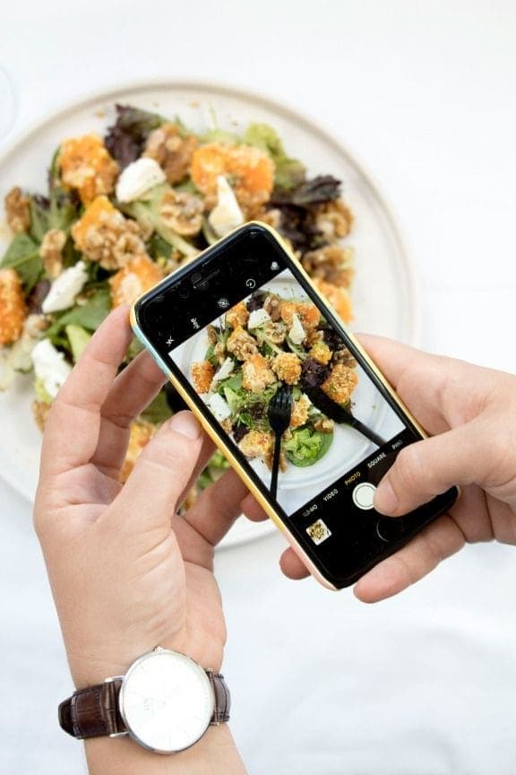 Photographing a plated dish using a smartphone
